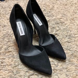 Black pumps